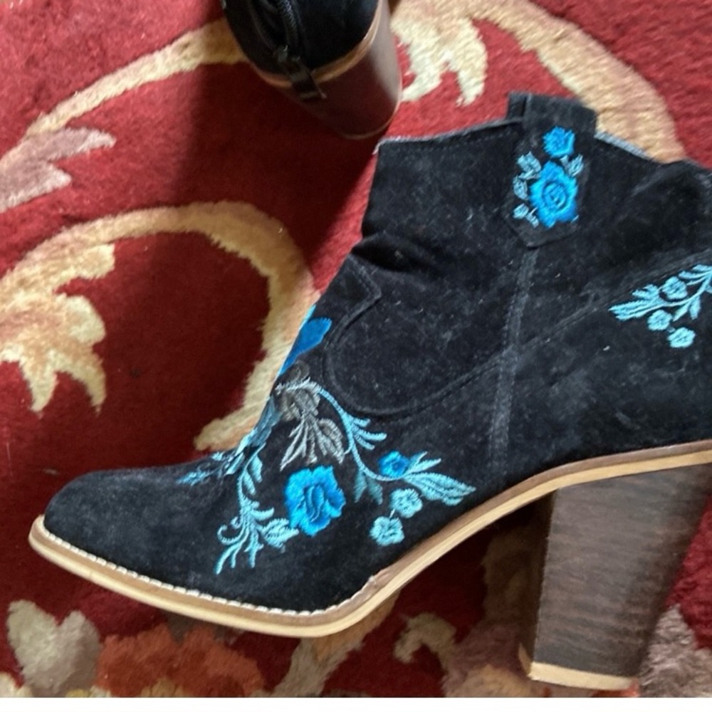 🛍️ Embroidered faux suede boots - Picture 8 of 9
